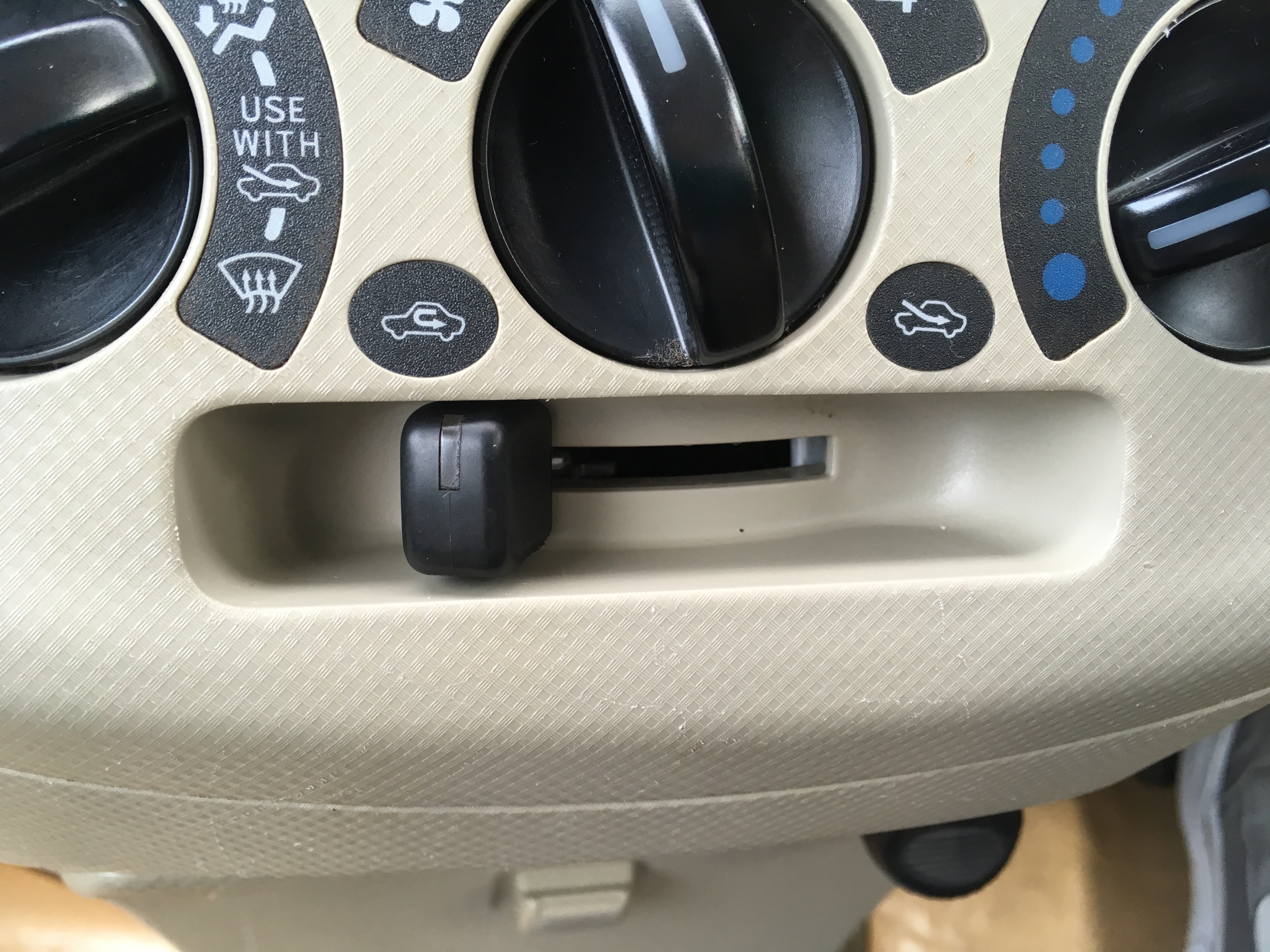 エアコンの 内気循環 と 外気導入 どっち 静岡県富士宮市の有限会社イワミ自動車